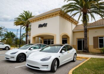 Hertz de-fleets 20,000 EVs